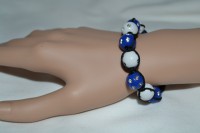 Bracelet ajustable perles de verre et résine bleu et blanc avec strass sur cordon coton noir.